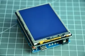 Arduino s připojeným TFT shieldem