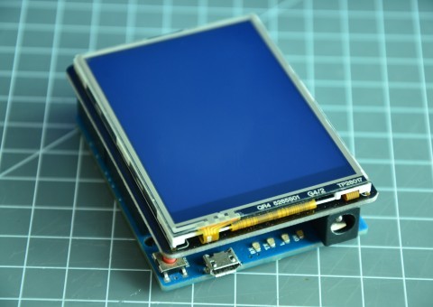 Arduino s připojeným TFT shieldem
