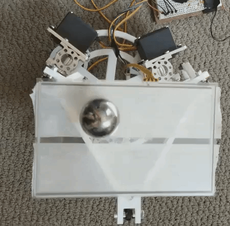 Arduino balancuje míčkem na podložce