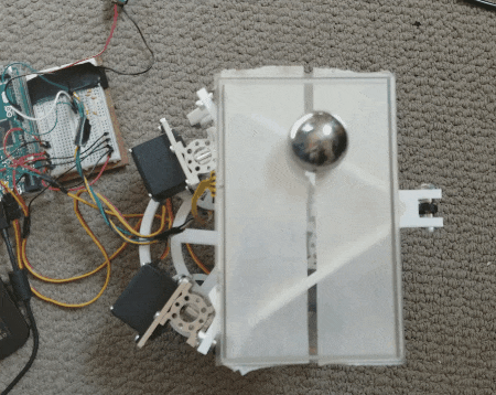 Arduino balancuje míčkem na podložce
