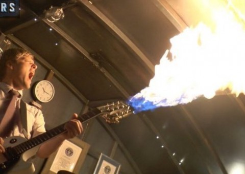 Arduino kytara chrlící plameny