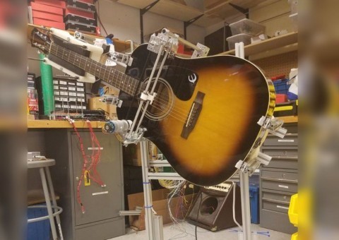 Arduino GuitarBot zahraje oblíbenou píseň