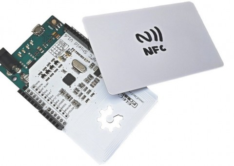 NFC shield nasazený na Arduino Leonardo