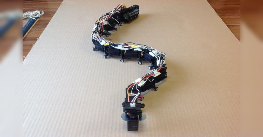 Arduino robohad poháněný 12 servomotory