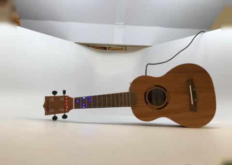 Tohle ukulele vám navede prsty do správné polohy