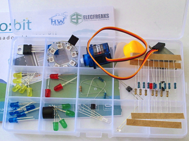 Součásti stavebnice BBC microbit Starter Kit