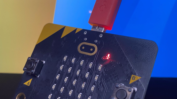 microbit v2 - LED indikátor upozorňující, že je MEMS mikrofon zapnutý