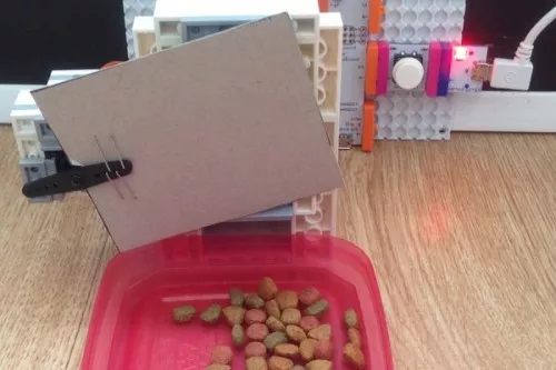 Pet feeder littleBits