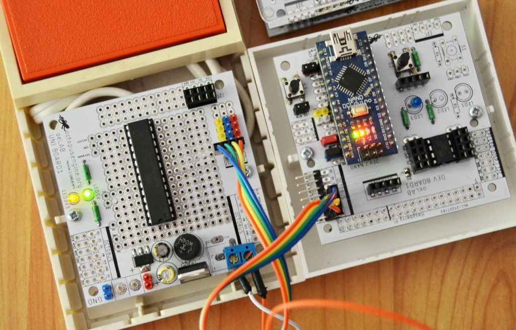 UNIboard (připraveno na Arduino UNO) + DEVboard (Arduino NANO jako programátor Attiny) v elektroinstalačních krabicích