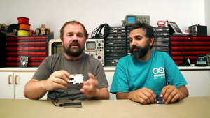 Massimo Banzi a David Cuartielles představují Arduino YÚN