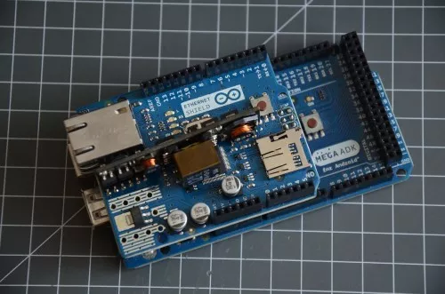 Arduino Mega s připojeným Ethernet shieldem