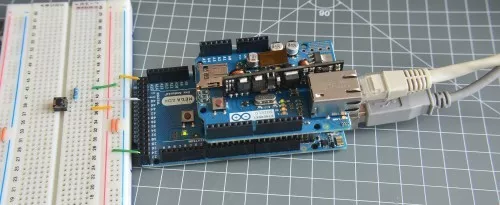 Arduino Mega s Ethernet shieldem a připojeným tlačítkem