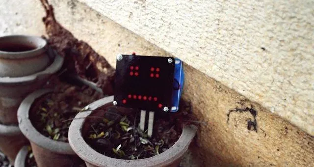 Senzor vlhkosti rostliny v podobě smajlíku