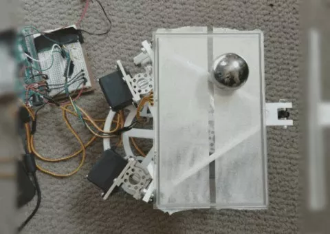 Arduino balancuje míčkem na podložce