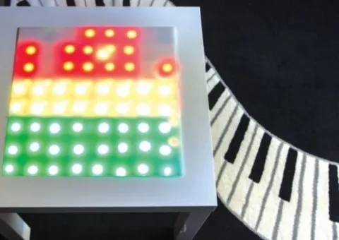 IKEA stolek vybavený Arduinem