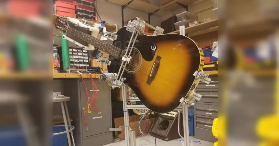 Arduino GuitarBot zahraje oblíbenou píseň