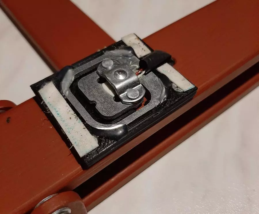 Arduino úlová váha - Tenzometr na podložce a proužky lepicí pásky pro upevnění krycího plechu