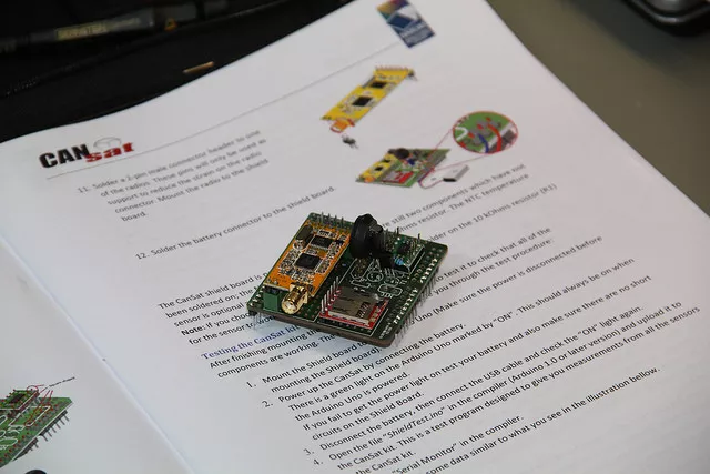 CanSat - deska s SD slotem, bezdrátovým přenosem a senzory