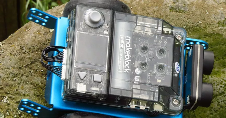 Robot pro děti mBot2 - detail hřbetu s nasazeným CyberPi