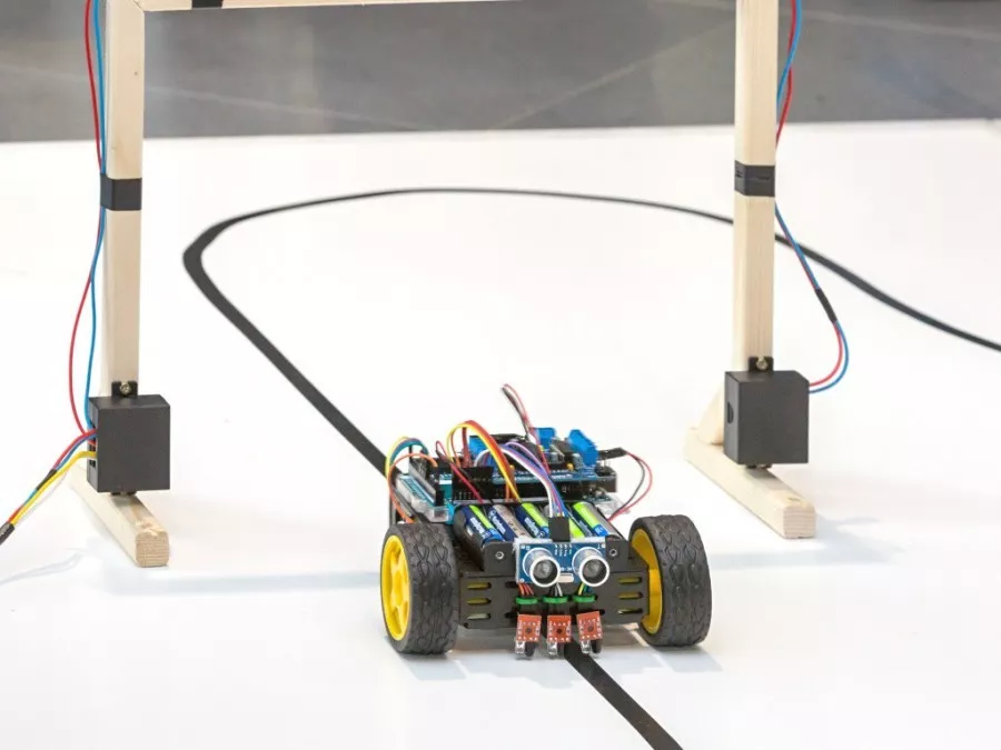 Průjezd cílovou čárou na soutěži Arduino robotů