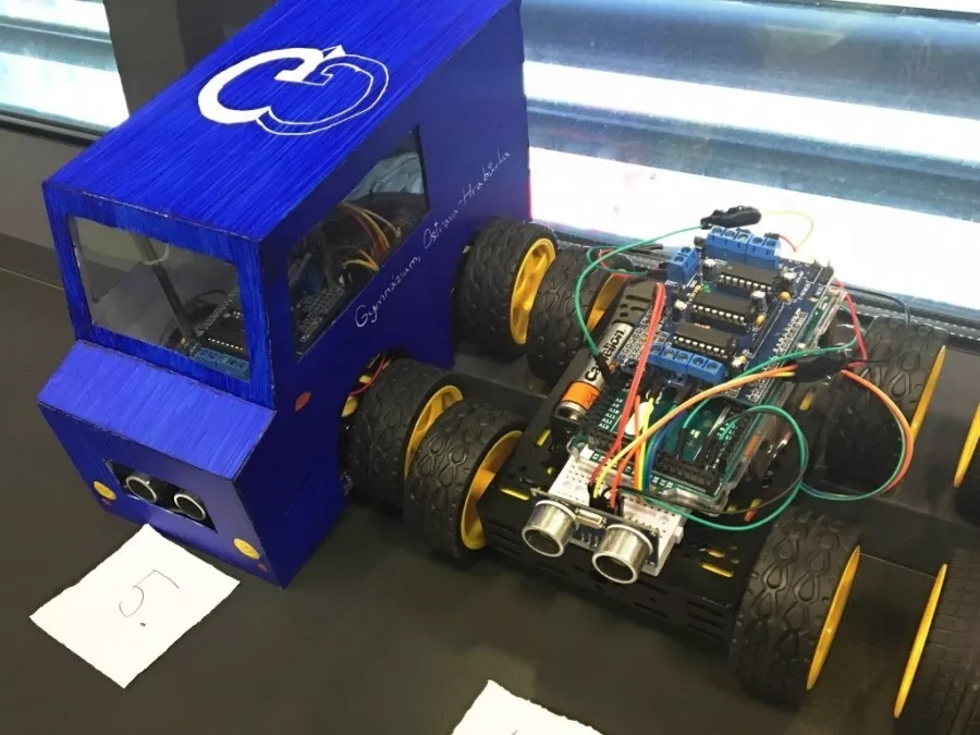 Ukázka Arduino robotů - vlevo i s kapotou!