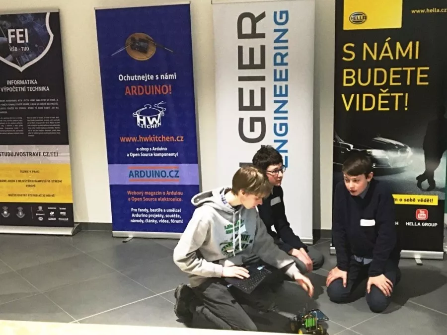 Tunění robota na soutěži Arduino robotů Student4Automotive